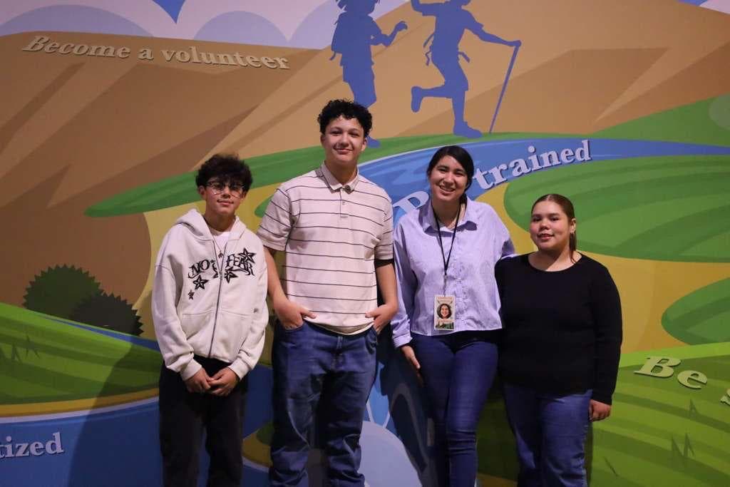 Banda de adoración moderna con iluminación dinámica